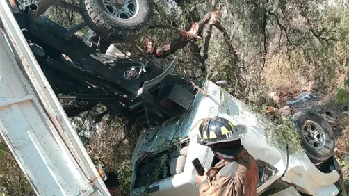 Camión vuelca y se va a barranco de casi 20 metros en Ecatepec