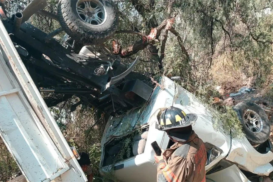 Camión vuelca y se va a barranco de casi 20 metros en Ecatepec
