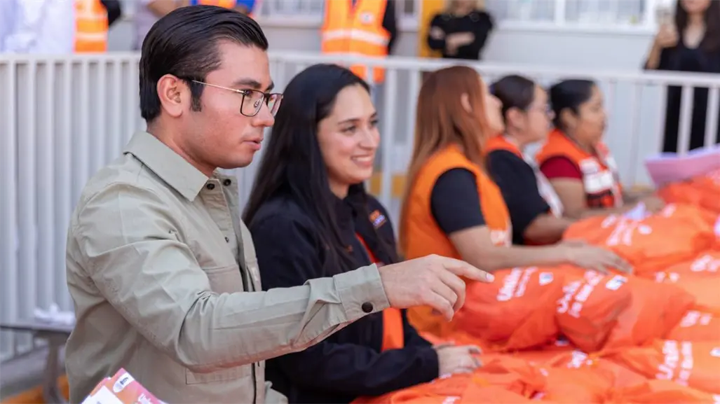 Félix Arratia entrega de más de 150 mil uniformes gratuitos en Juárez