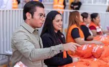 Félix Arratia entrega de más de 150 mil uniformes gratuitos en Juárez