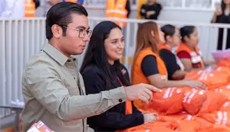 Félix Arratia entrega de más de 150 mil uniformes gratuitos en Juárez