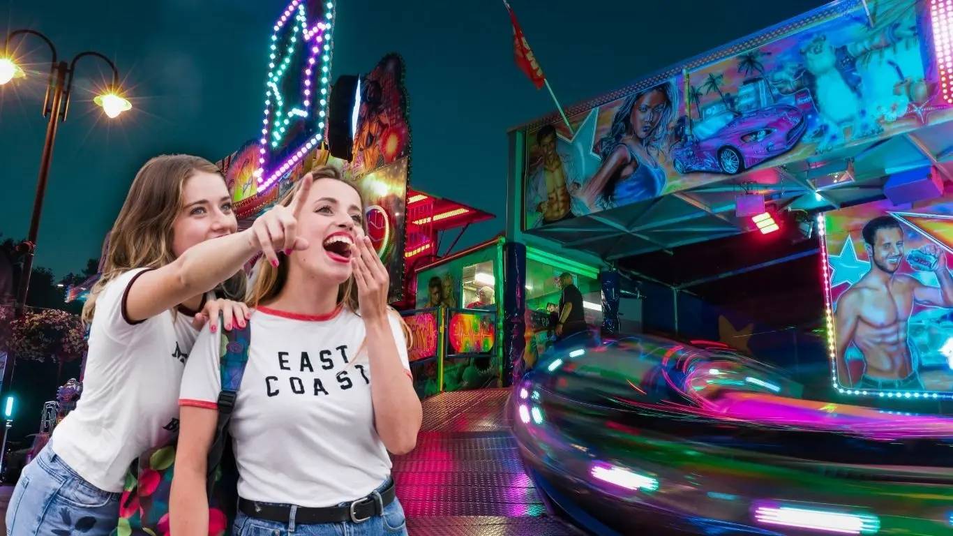 ¿Cuál es la cartelera del 7 al 9 de noviembre en la Feria Xmatkuil 2025?. Foto: Canva / Adity Cupil