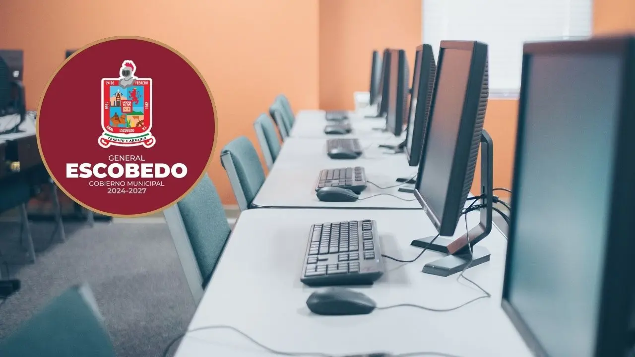 Imagen alusiva a un salón de computo y el logo del municipio de Escobedo Foto: Canva