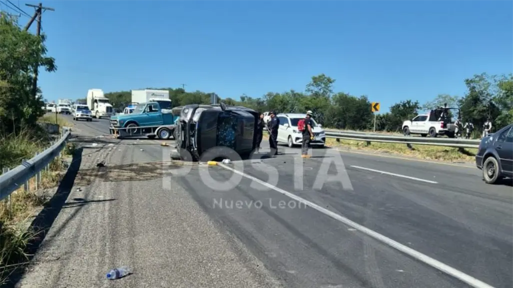 Ejecutan a dos personas en Montemorelos; vehículo termina volcado en Carretera Nacional