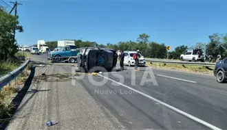Ejecutan a dos personas en Montemorelos; vehículo termina volcado en Carretera Nacional