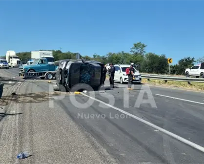 Ejecutan a dos personas en Montemorelos; vehículo termina volcado en Carretera Nacional