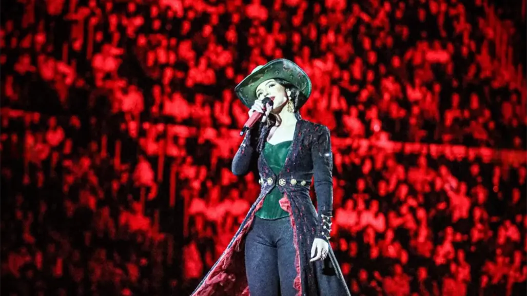 Ángela Aguilar olvida su propia canción en su debut de gira y las redes no la perdonan