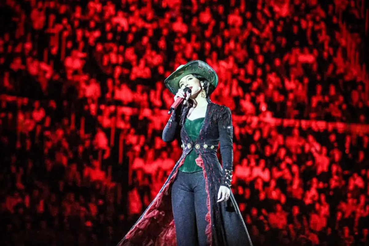 Ángela Aguilar olvida su propia canción en su debut de gira y las redes no la perdonan (Foto: IG @angela_aguilar_ / Canva)