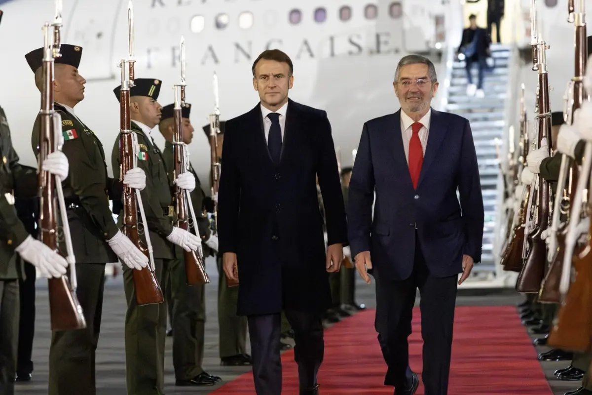 Emmanuel Macron y Juan Ramón de la Fuente. Foto: SRE