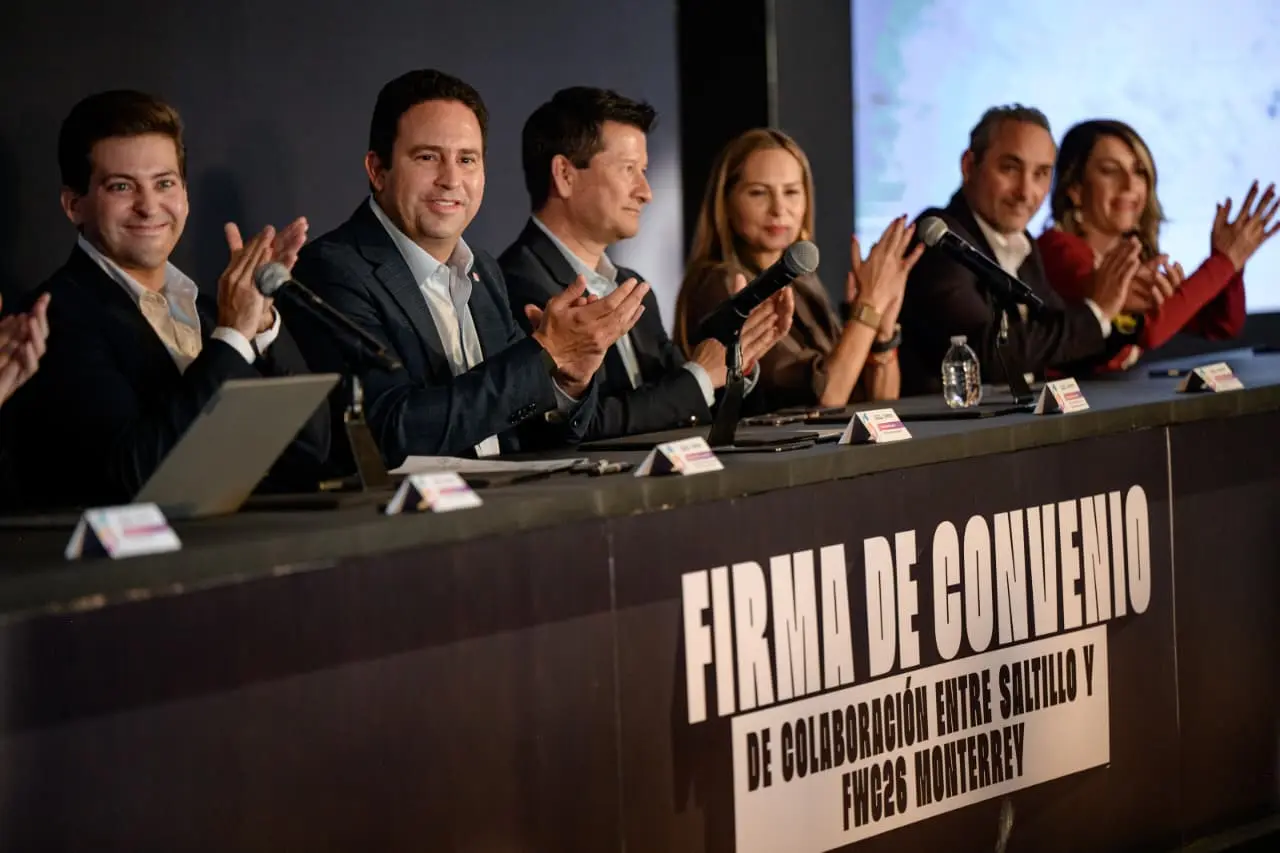El alcalde Javier Díaz firmó un convenio de colaboración con Monterrey rumbo al Mundial 2026. (Fotografía: Gobierno de Saltillo)