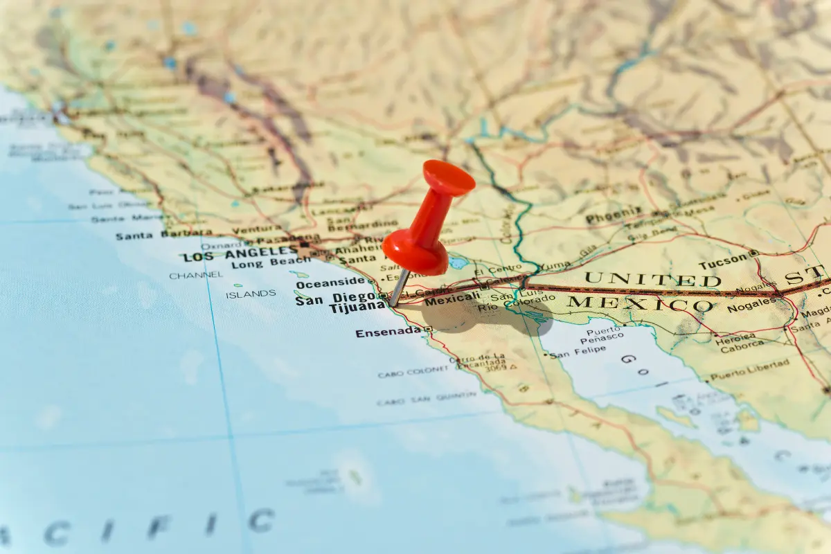 El horario de invierno ya comenzó en Baja California, ¿hasta cuándo tendrán que adelantar los relojes en 2026? Foto: Canva.