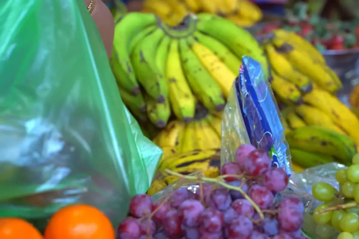 Naranjas, uvas y plátacos. Foto: Canva