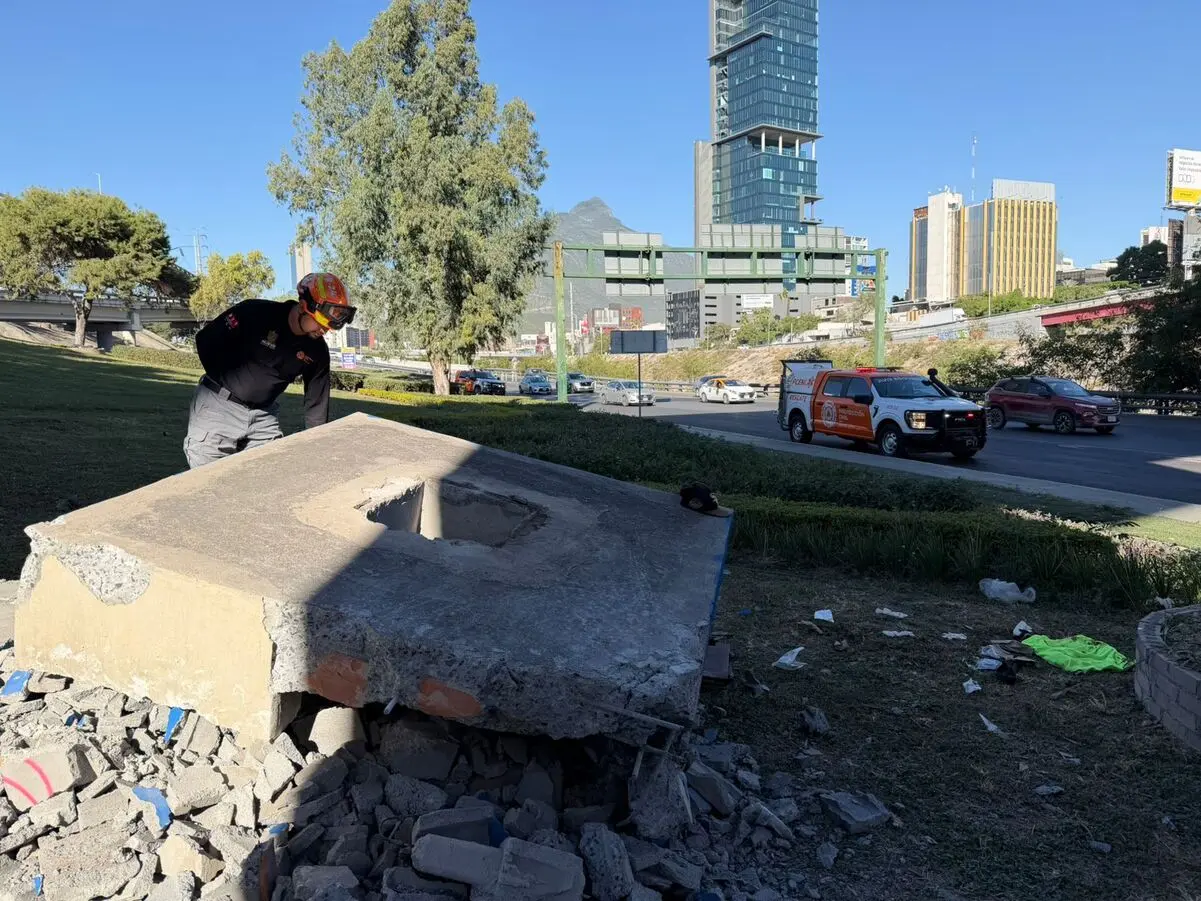 El hecho tuvo lugar en una de las vialidades más transitadas de Monterrey, en el cruce de Morones Prieto con Gonzalitos. Foto: Protección Civil de Nuevo León.