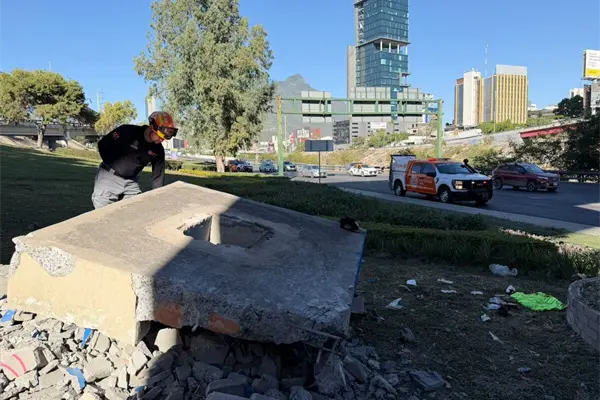 Lesionado bajo el Puente Gonzalitos causa alerta entre automovilistas en Monterrey Lesionado bajo el Puente Gonzalitos causa alerta entre automovilistas en Monterrey