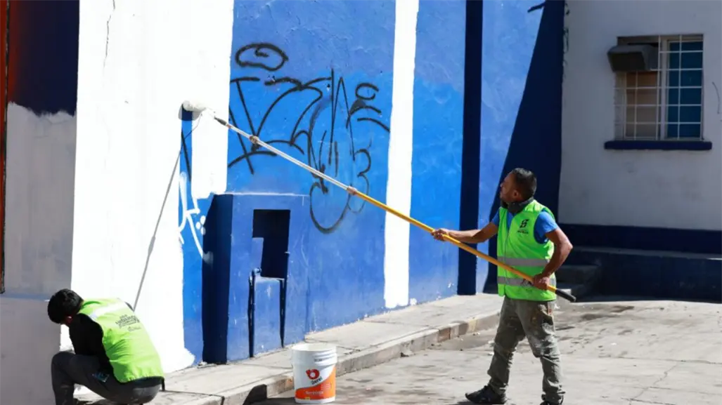 Limpian grafitis en colonias de Saltillo; cuentan con más de 20 colores de pintura