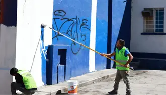Limpian grafitis en colonias de Saltillo; cuentan con más de 20 colores de pintura