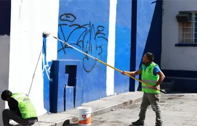 Limpian grafitis en colonias de Saltillo; cuentan con más de 20 colores de pintura