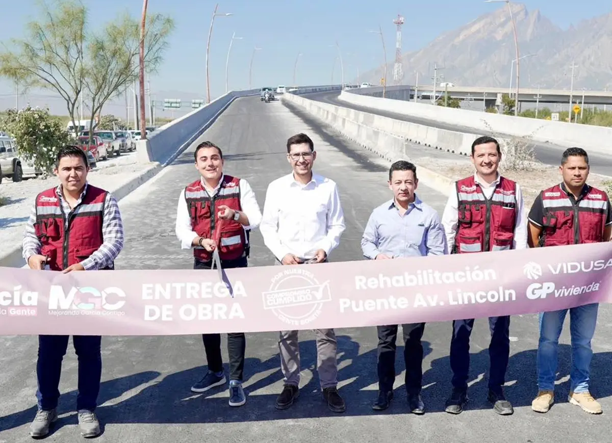 El alcalde de García, Manuel Guerra Cavazos, entregó la rehabilitación del puente Lincoln. Foto: Gobierno de García