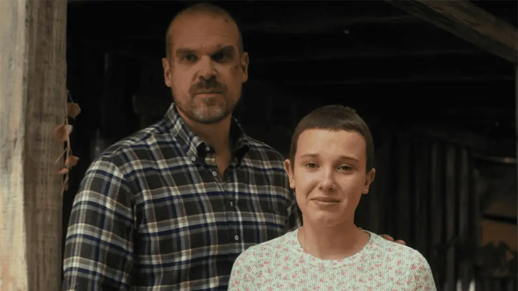 Millie Bobby Brown y David Harbour se dejan ver muy sonrientes en la premiere de Stranger Things 5