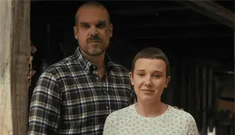Millie Bobby Brown y David Harbour se dejan ver muy sonrientes en la premiere de Stranger Things 5