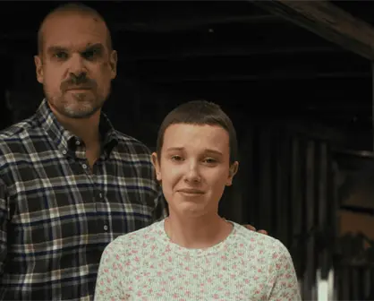 Millie Bobby Brown y David Harbour se dejan ver muy sonrientes en la premiere de Stranger Things 5