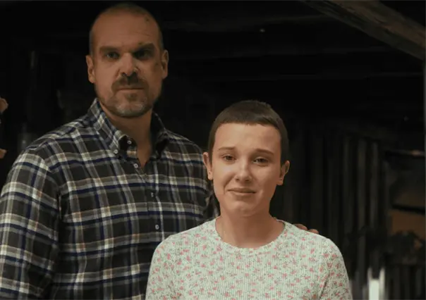 Millie Bobby Brown y David Harbour se dejan ver muy sonrientes en la premiere de Stranger Things 5