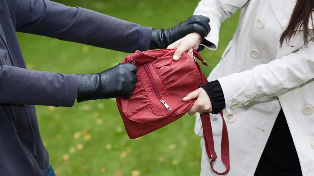 VIDEO | Mujer es víctima de asalto e insultos en Naucalpan; la policía nunca llegó