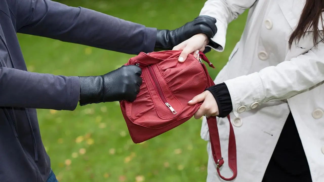 VIDEO | Mujer es víctima de asalto e insultos en Naucalpan; la policía nunca llegó. Foto: @c4jimenez / Canva
