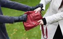 VIDEO | Mujer es víctima de asalto e insultos en Naucalpan; la policía nunca llegó VIDEO | Mujer es víctima de asalto e insultos en Naucalpan; la policía nunca llegó