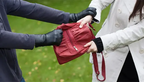 VIDEO | Mujer es víctima de asalto e insultos en Naucalpan; la policía nunca llegó VIDEO | Mujer es víctima de asalto e insultos en Naucalpan; la policía nunca llegó