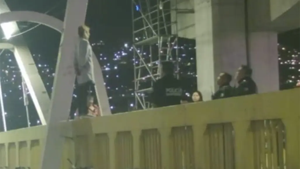 VIDEO | Policías impiden que mujer desaparecida se arroje del Puente del Papa en Monterrey