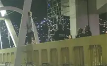 VIDEO | Policías impiden que mujer desaparecida se arroje del Puente del Papa en Monterrey VIDEO | Policías impiden que mujer desaparecida se arroje del Puente del Papa en Monterrey