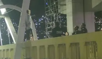 VIDEO | Policías impiden que mujer desaparecida se arroje del Puente del Papa en Monterrey