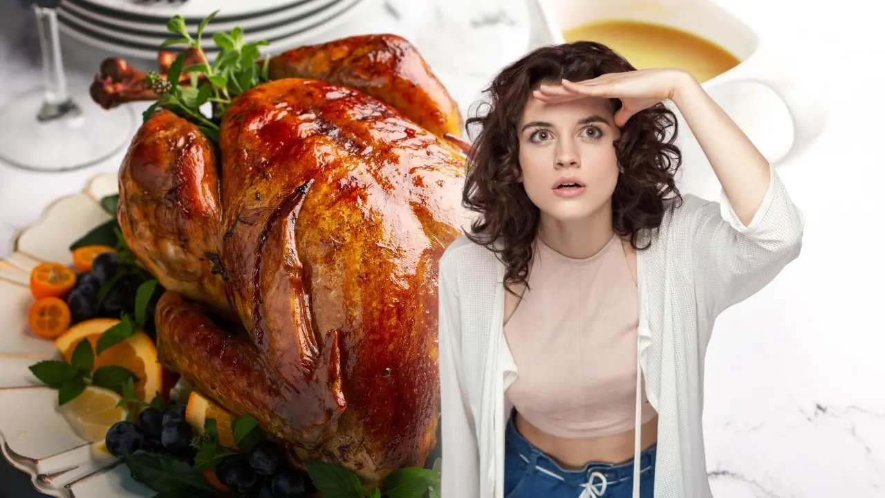 Un plato con pavo y una mujer buscando. Foto: Canva