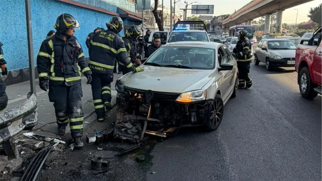 Dos mujeres protagonizan aparatoso choque en Oceanía: su auto quedó destrozado