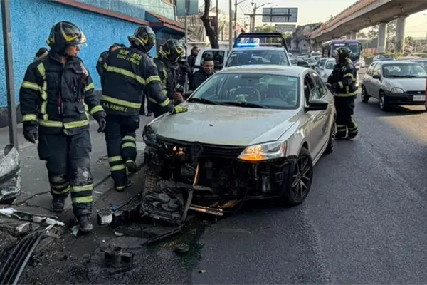 Dos mujeres protagonizan aparatoso choque en Oceanía: su auto quedó destrozado Dos mujeres protagonizan aparatoso choque en Oceanía: su auto quedó destrozado
