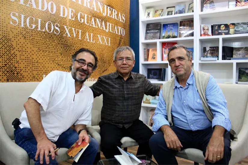imagen recuadro Baudelio Camarillo (centro) es ganador del Premio Nacional de Poesía de Aguascalientes. Foto: Daniel Espinoza