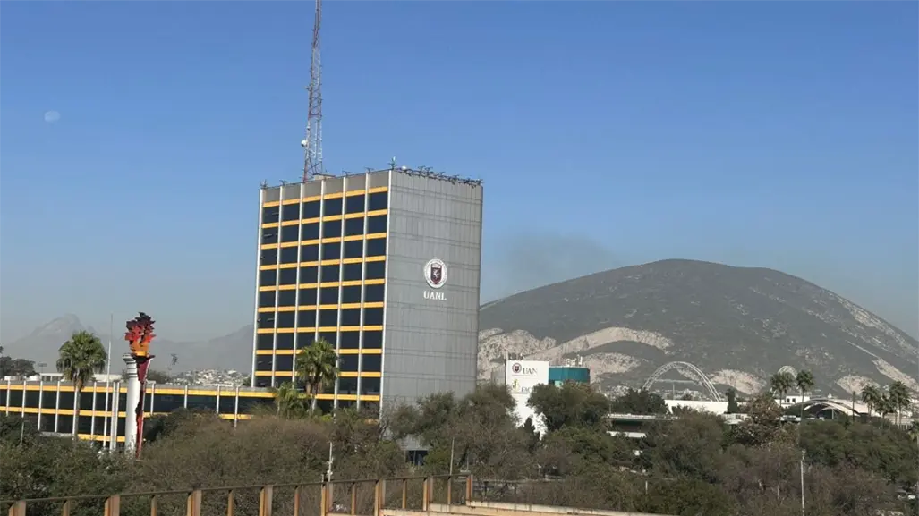 Entre abrazos y oraciones: padres acompañan a sus hijos en el examen de admisión para la UANL