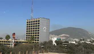 Entre abrazos y oraciones: padres acompañan a sus hijos en el examen de admisión para la UANL