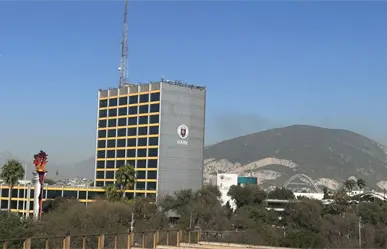 Entre abrazos y oraciones: padres acompañan a sus hijos en el examen de admisión para la UANL