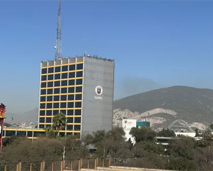 Entre abrazos y oraciones: padres acompañan a sus hijos en el examen de admisión para la UANL