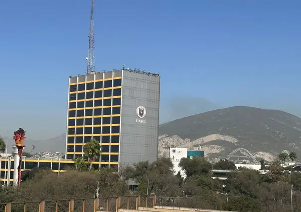 Entre abrazos y oraciones: padres acompañan a sus hijos en el examen de admisión para la UANL