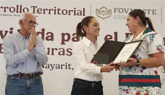 Claudia Sheinbaum entrega escrituras en Nayarit.