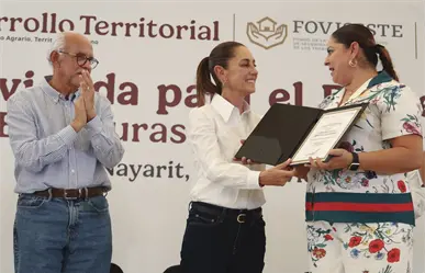 Claudia Sheinbaum entrega escrituras en Nayarit.