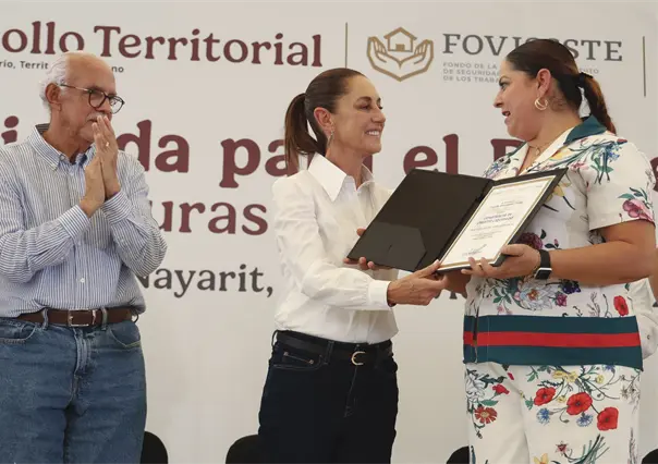 Claudia Sheinbaum entrega escrituras en Nayarit.