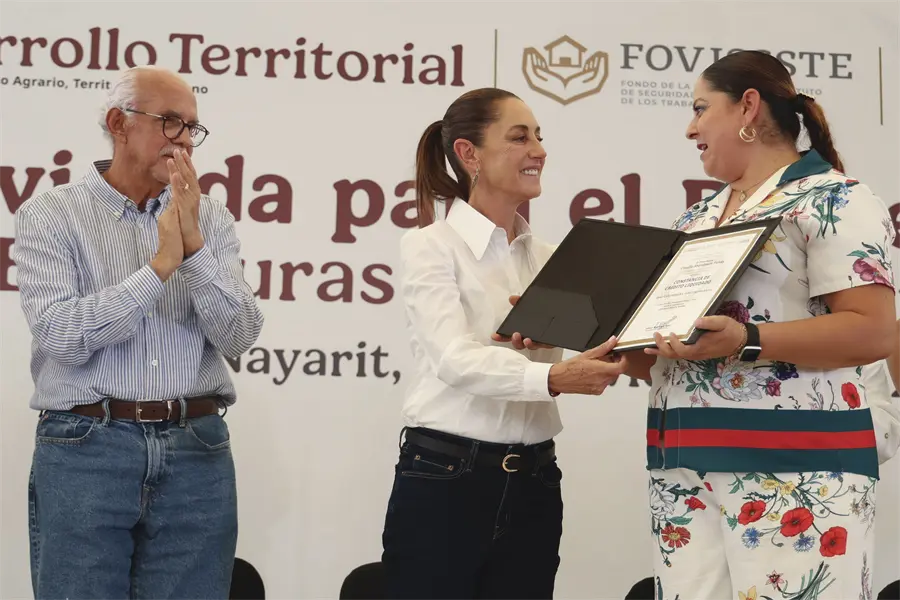 Claudia Sheinbaum entrega escrituras en Nayarit.