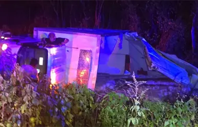 Tres toneladas de pescado quedaron esparcidas tras volcadura en la vía a Celestún