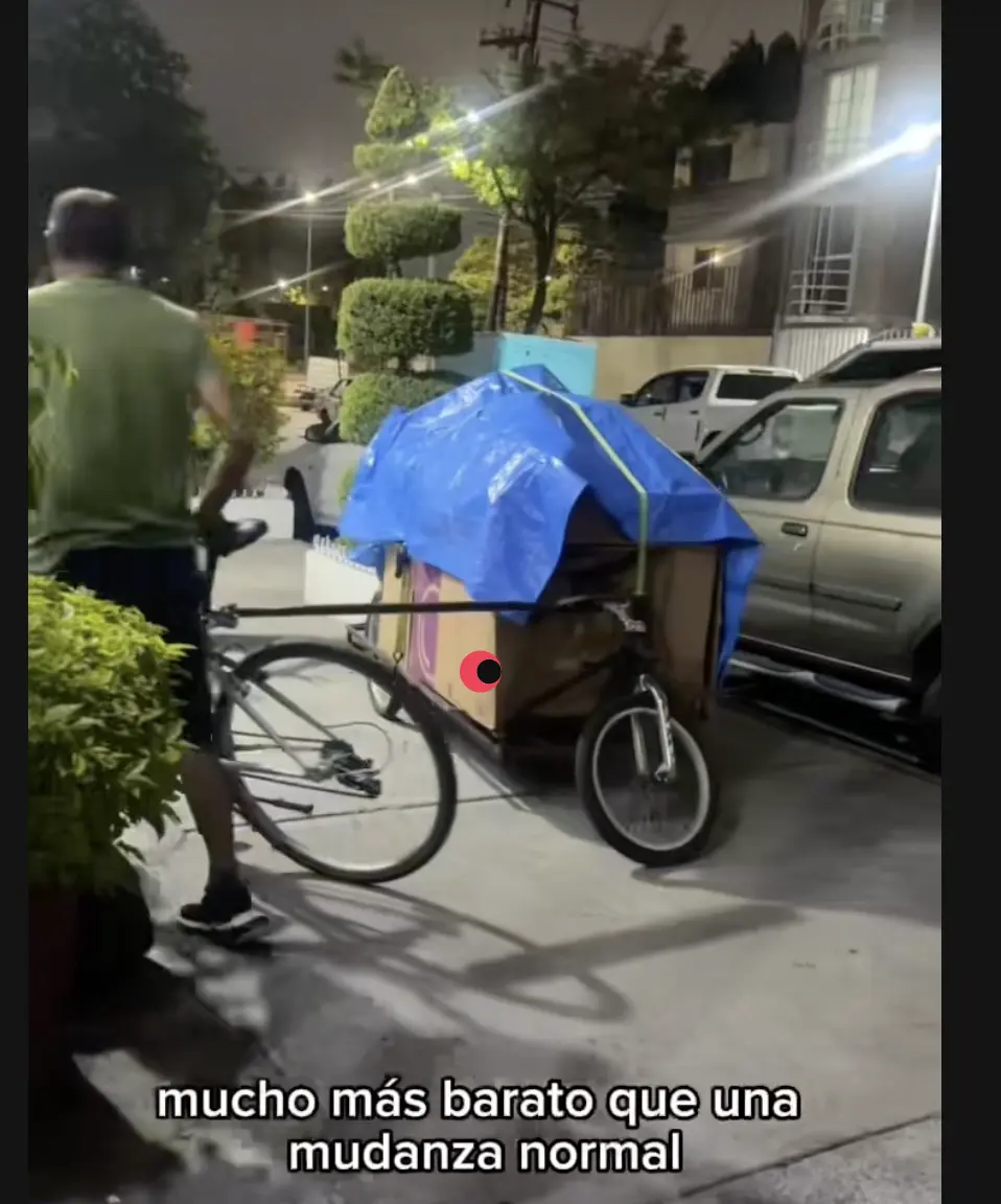 Ciclistas realizan mudanza en la CDMX. Foto: TikTok @dimorelos