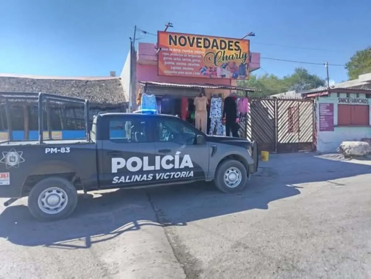 La tranquilidad de los habitantes de la colonia Paseo del Norte, en el municipio de Salinas Victoria, se vio interrumpida cuando un hombre comenzó a brincar entre casas y amenazar. Foto: Secretaría de Seguridad y Vialidad de Salinas Victoria.