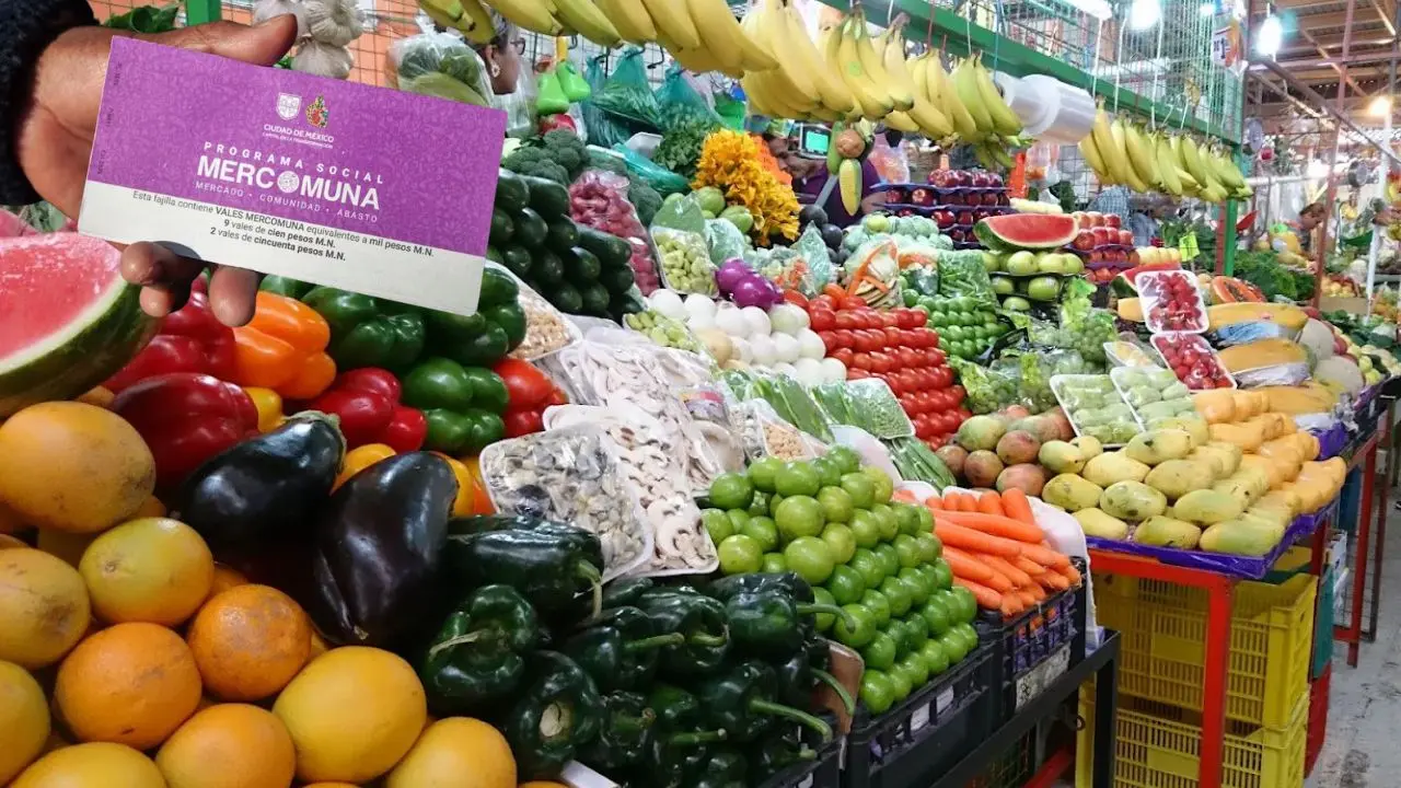 Local de un mercado en CDMX, Vales Mercomuna. Foto: Google Maps | Gobierno CDMX | Canva